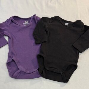 H&M - pair of newborn organic cotton Bodysuits - Purple and Black